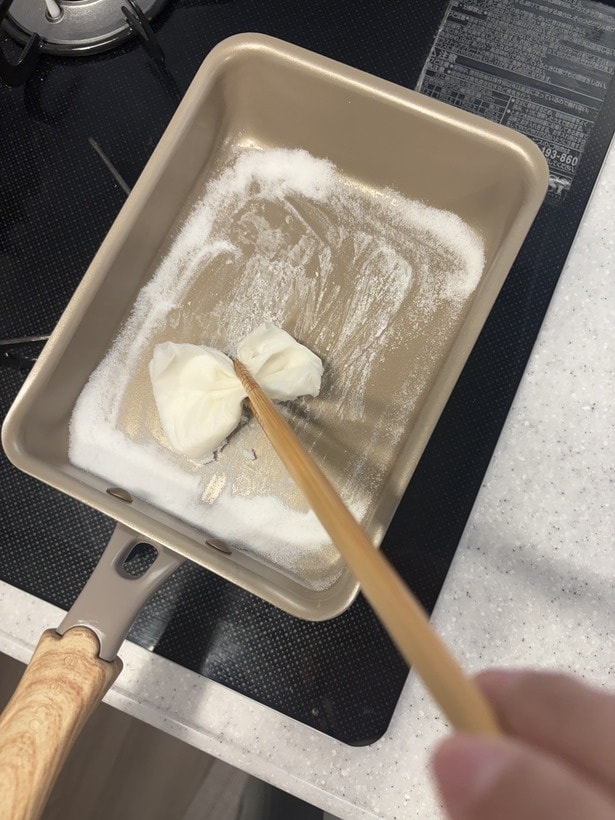 炒め終わったら濡れたキッチンペーパーでゴシゴシ（▶︎次へ）