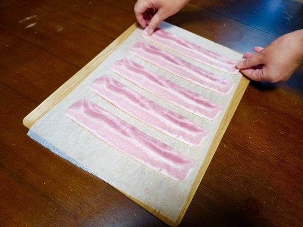 ベーコンを１cmの間隔をあけて並べていきます（▶︎次へ）