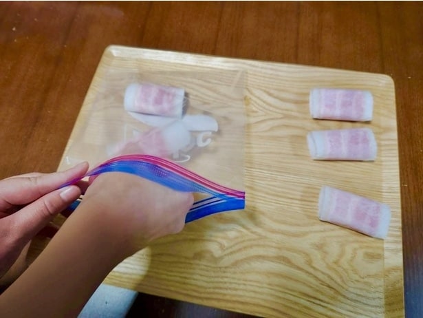 カットしたベーコンを一つずつ保存袋に（▶︎次へ）