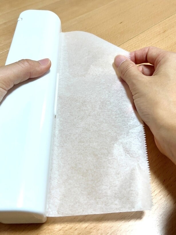 まずはクッキングシートを使いやすいサイズにカット（▶︎次へ）