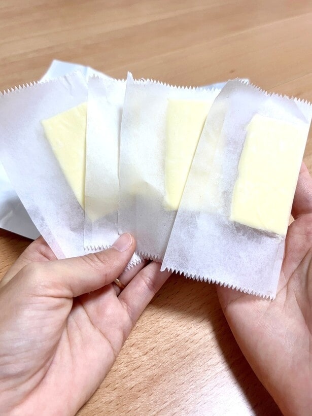 バターを挟むように包めば、小分けは完成！（▶︎次へ）