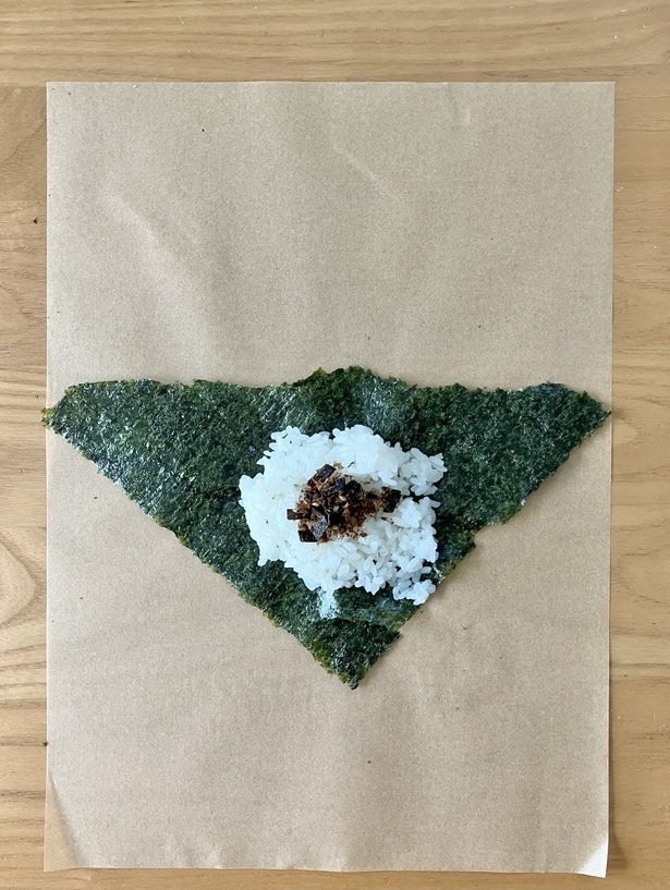 三角形の一番長い辺を上にし、ご飯・具材を乗せる（▶︎次へ）