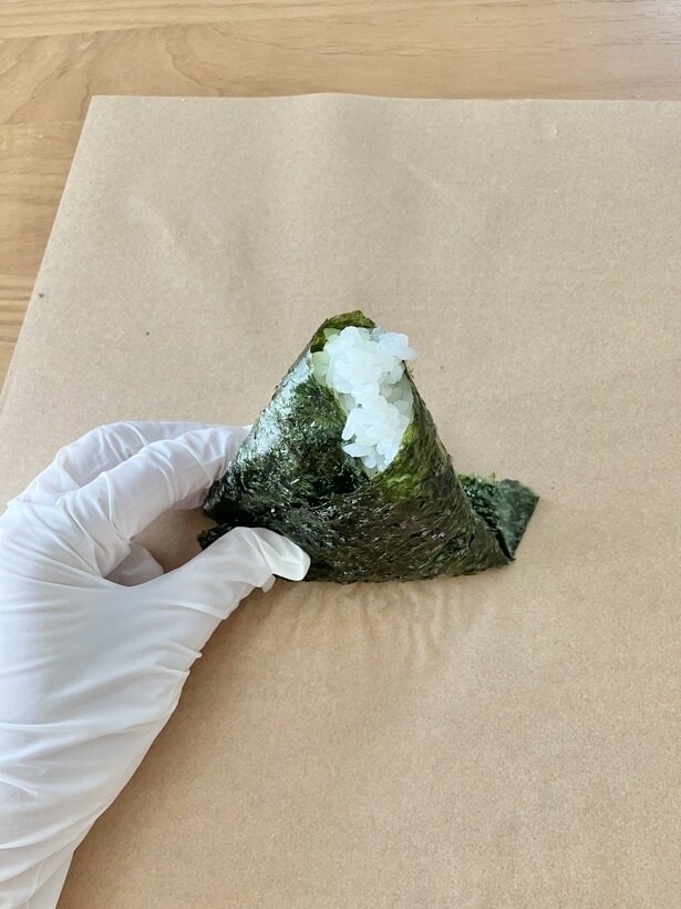 のりを折っていくだけなので握らず「ふっくら」食感に！（▶︎次は三角のりで挑戦）