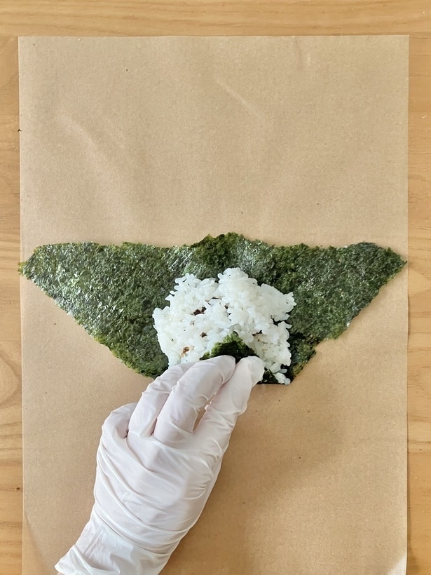 下の角をご飯の真ん中に来るように折り…（▶︎次へ）