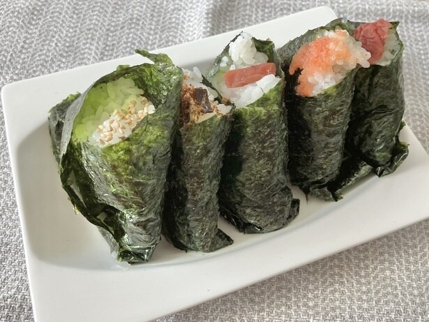 中の具材がわかるように上に乗せると、まるでお店のようなおにぎりに！