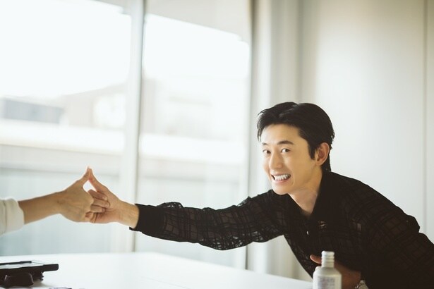 「約束！」のポーズ。前回来日された際、次回も取材させてほしいというお話をしたところ同じように「約束！」をしてくださり、逆オファーまでしてくださったジフンさんに感動