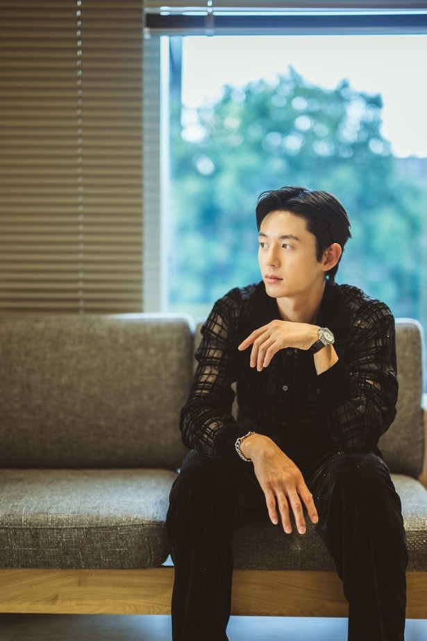 目線をいろいろください、とお伝えするとさすが俳優さん、その場がまるでドラマのワンシーンかのように！手も足も長くてスタイル抜群なのが座っていてもわかります…