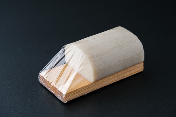 かまぼこ専用ケースがないときは、ラップで包んで冷蔵庫へ