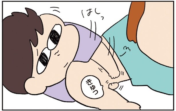 腕を近くに置くと「ぎゅっ」。生後半年ほどの息子が見せる仕草がたまらん！