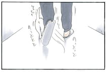 お父さん、器用すぎる！ 足元に這い寄る子猫を踏まない見事なステップ