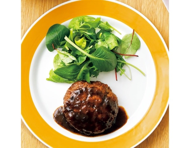 レンジで約5分温めるだけで、肉汁あふれるプレミアムなハンバーグが完成