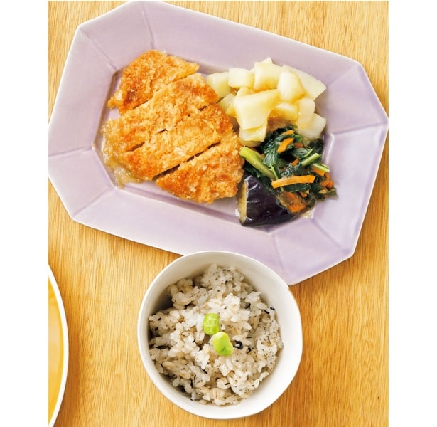 さっぱりしたしそひじきご飯と、やわらかいチキンカツみぞれ煮風を、温めるだけで手軽に食べられて、満足感も高い!パッケージ画像はこちら(▶︎次へ)