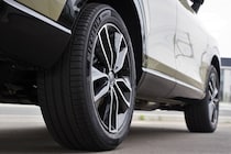 車のタイヤが黒いのはなぜ？カラフルなタイヤが存在しない理由とは