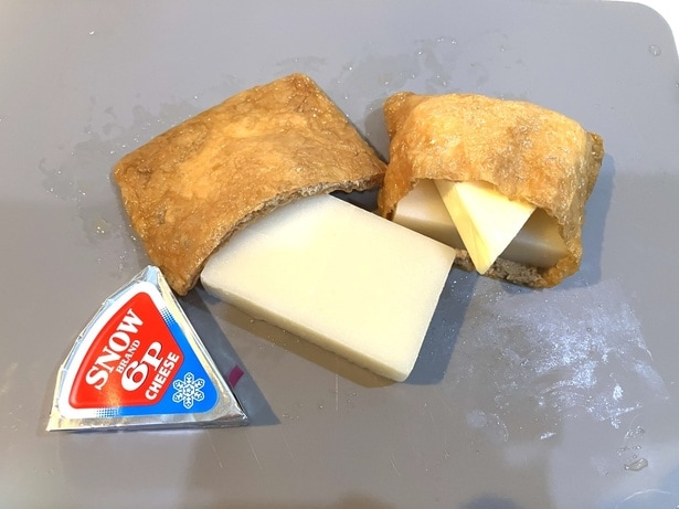 いなり揚げの中に切りもちと6Pチーズを入れる