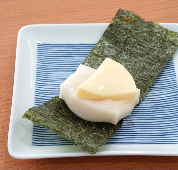 【おもちとろッピ~の作り方】のりの上におもちをのせてレンチン▶