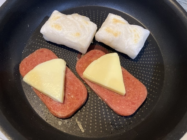 【いなりもちの作り方】スパムともちをフライパンで焼く