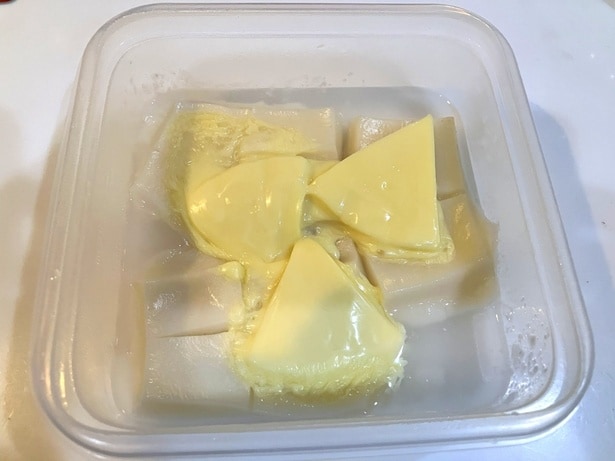 【チーズバターもちの作り方】耐熱容器に切りもち、水、６Pチーズを入れてレンチン▶