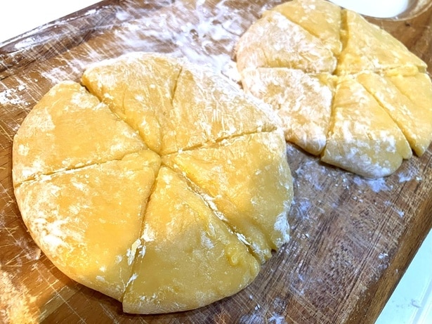 完成した生地を2等分にして丸く広げ、6等分にカット▶