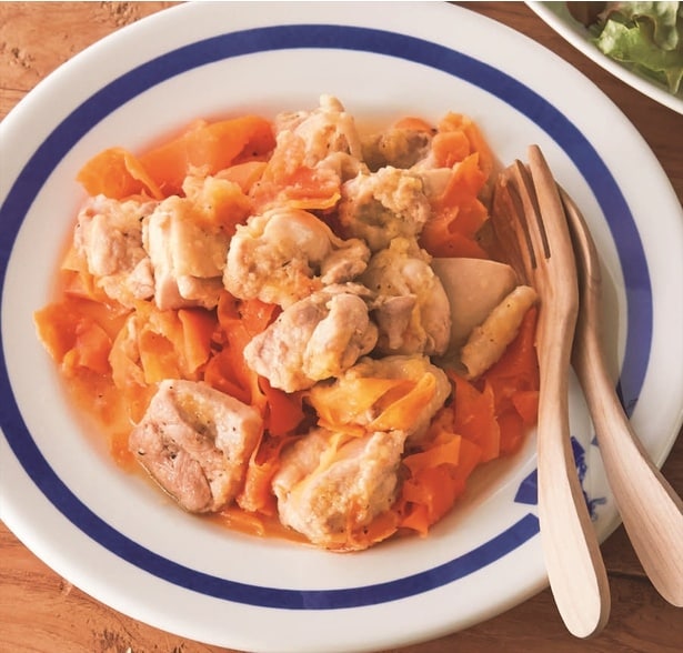 ひらひらにんじんに味がしっかりしみこむ「とり肉とにんじんのバター蒸し」