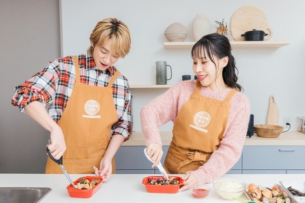 よく切れるハサミに感動の小山さん(笑)