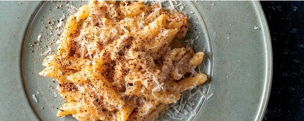 塩の効いた即席パンチェッタの旨みをパスタに吸わせます