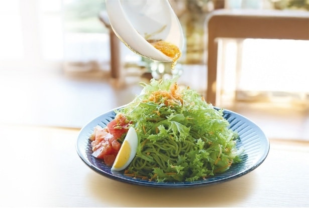 かけた瞬間、ふわっとだしが香る。サラダが主役になるだしドレ