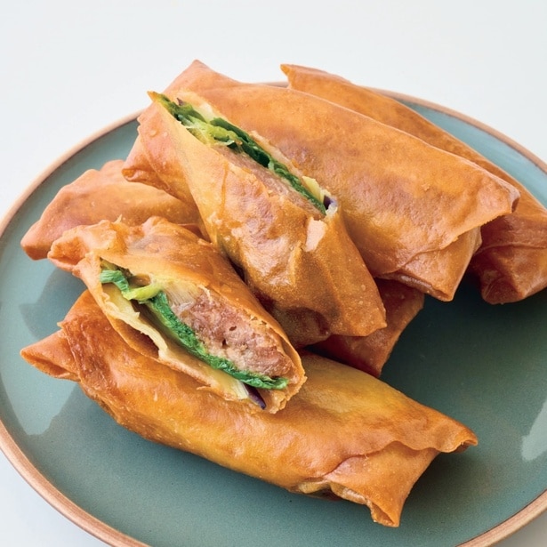 お肉も野菜もたっぷりで大満足!手間いらずでご飯がすすむ「春巻き」レシピ2品
