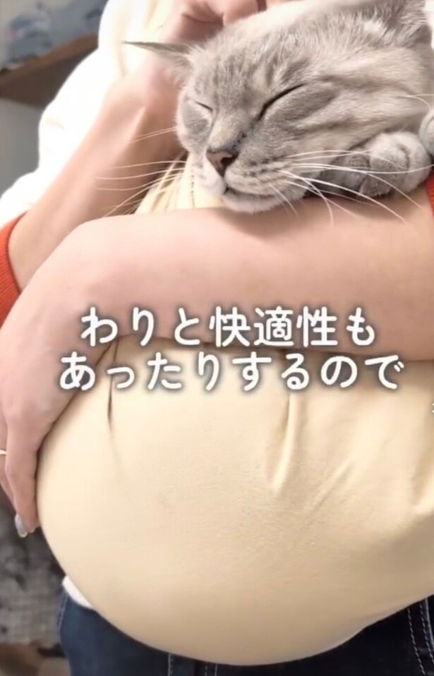 頭を撫でられて気持ちよさそう▶飼い主さんは「甘やかし上手」（⇒次へ）