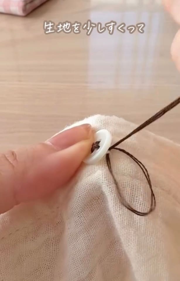 斜め向かいの穴を通って生地に戻る▶上の生地をすくいながら…（⇒次へ）