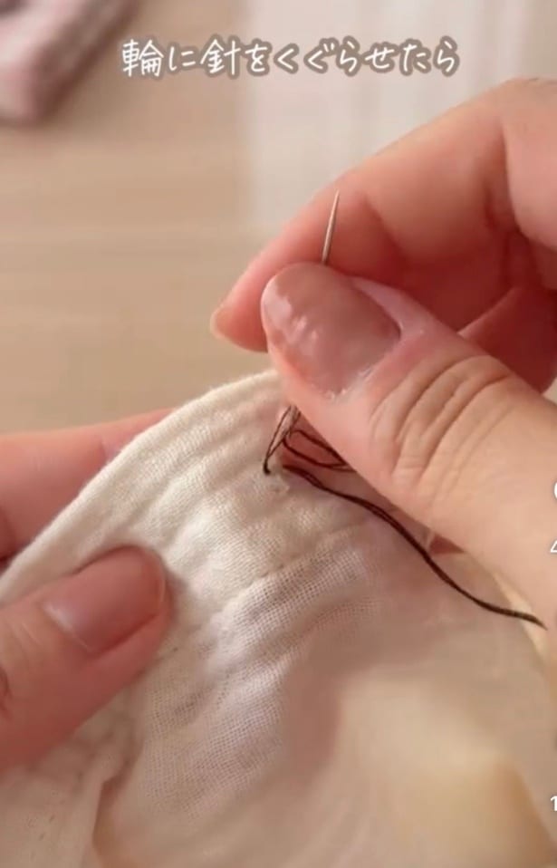 糸を生地に固定する▶糸が生地に留まったところで…（⇒次へ）