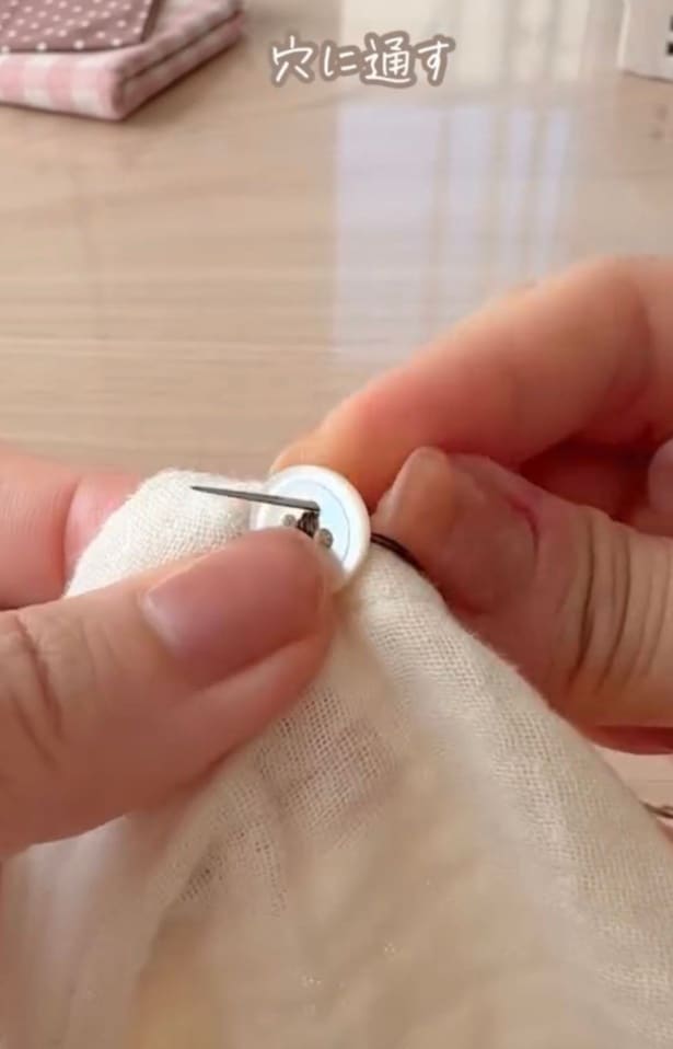 同じ穴に2~3回糸を通す▶全ての穴に糸を通し終えたら…（⇒次へ）