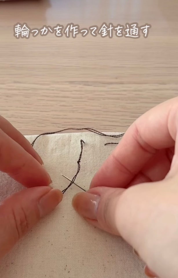 輪っかを作って針を通す▶玉留めしたい位置に針を当てて…（⇒次へ）