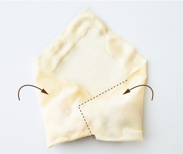 「基本の巻き方」②　皮の左右両側を内側に折り畳む。