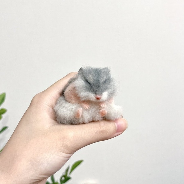 こんな感じ！これがあんなにもっふりしちゃうんですね……！▶mof.さんは、このほかにもさまざまな姿のハムスターを手掛けています（⇒次へ）