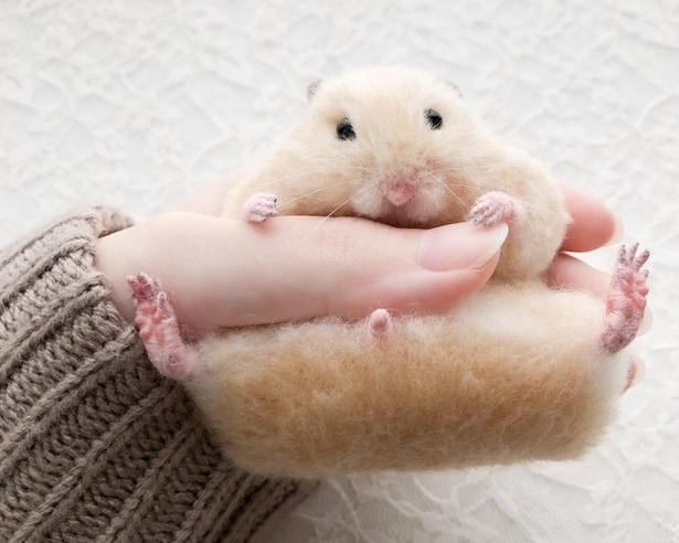 まるで本物みたい！躍動感がすごいですね！▶砂浴びしている姿を模ったオーダーメイドのハムちゃんも（⇒次へ）