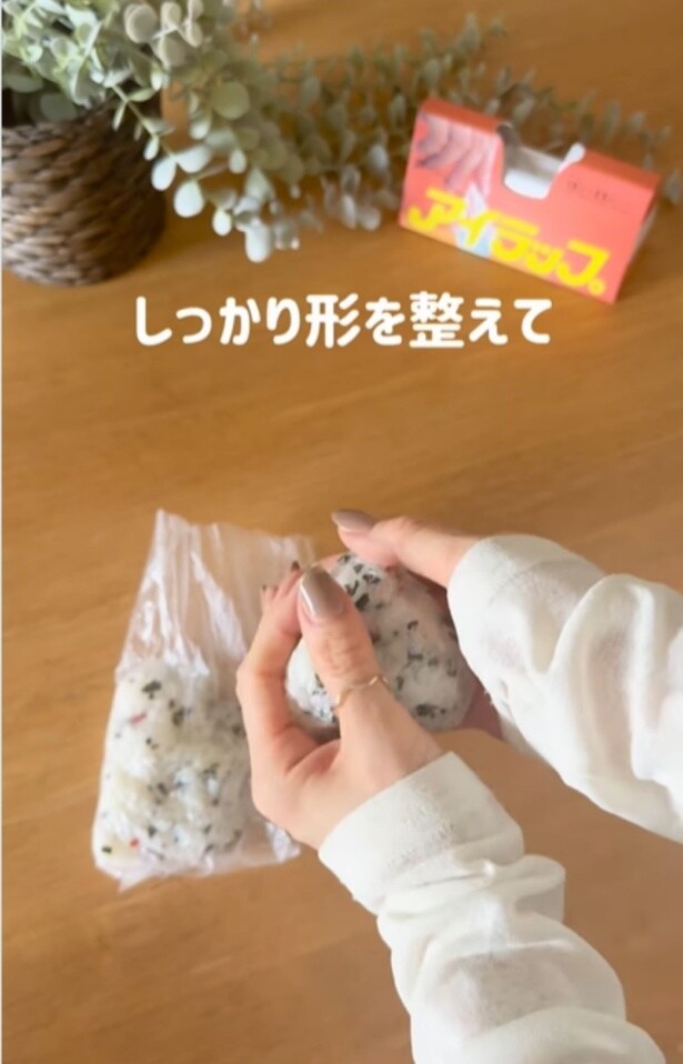 形を整えて完成▶（次画像からスウェーデン女子・オーサが日本文化について学ぶ様子をえがいた『北欧女子オーサ日本を学ぶ』が読めます）