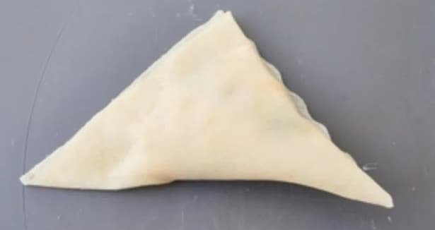 『三角春巻きの包み方』③