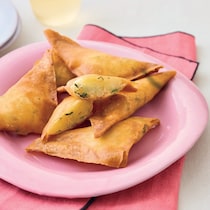 ストック食材をかわいくアレンジ！「三角春巻き」でつくるおつまみ風レシピ2品