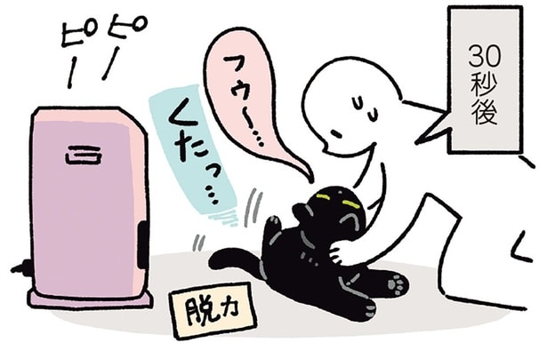 飼い主とふれあって、心も体も脱力。黒猫ろんの「ボク満足」ポーズ