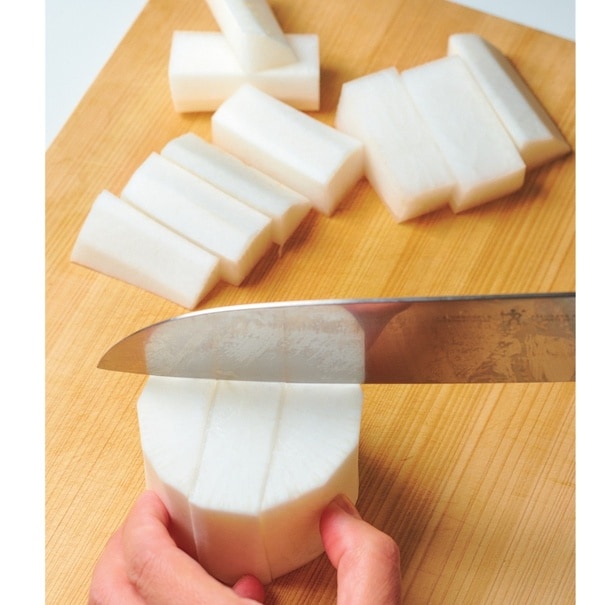 大根は長さを半分に切ったら立てて置き、縦横2回ずつ切って9切れに。