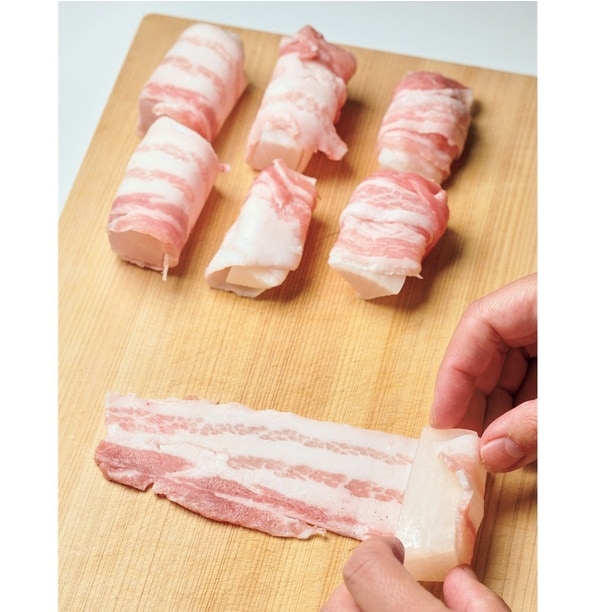 「巻きもの系のレシピはお肉が増えてしまいがちなので、いつも豚バラの長さを半分（たまに1/3）に切って節約してます」と山本さん。