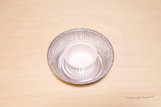 アルミボウルに小さな器をのせます　▶造花を配置したら