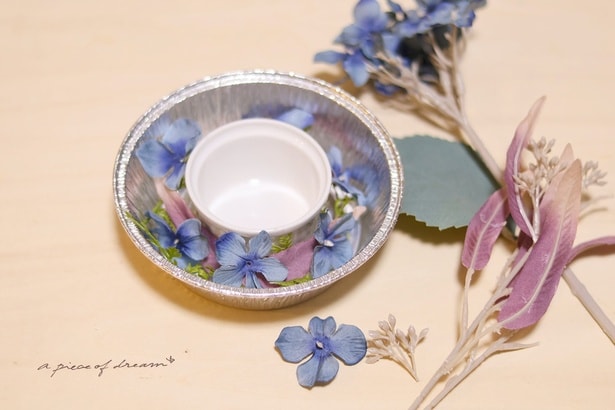 造花をカットしてリースのように、並べていきます　▶抜くには一工夫