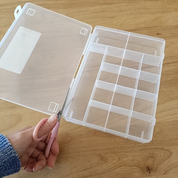 100円ショップのケースの蓋をハサミで切り落とします　
