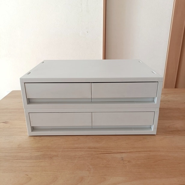 無印良品の収納ケースをどんどん上に重ねていくことが出来る