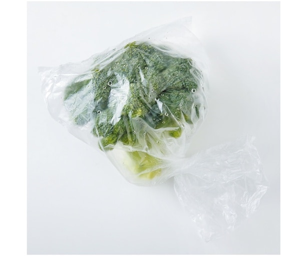 まるごとポリ袋に入れ、口を縛らずに軽くねじるか折るかして、チルド室へ