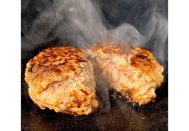 食欲をそそるコク深い香りと溢れ出る肉汁