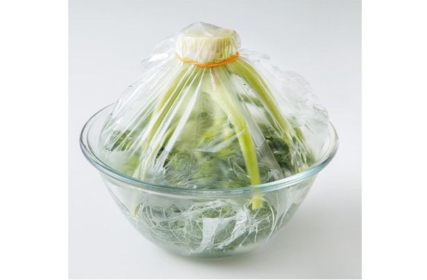 ポリ袋に花蕾を下にして入れ、房全体がつかるまで水を加える