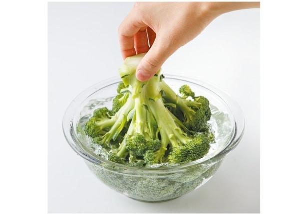 茎の部分を持ってゆするようにして洗う