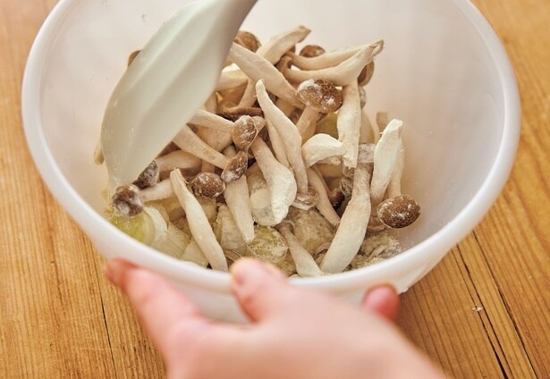 クリーム系のドリアは、加熱前の具に小麦粉をまぶすことでとろみをつけるからラク!